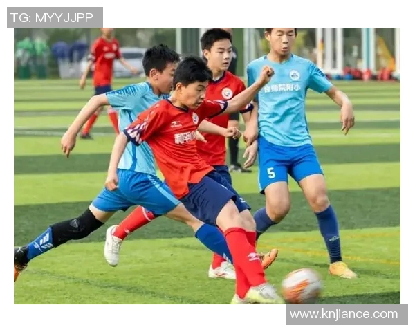 足球明星在野球场尽情挥洒汗水展现风采的精彩瞬间